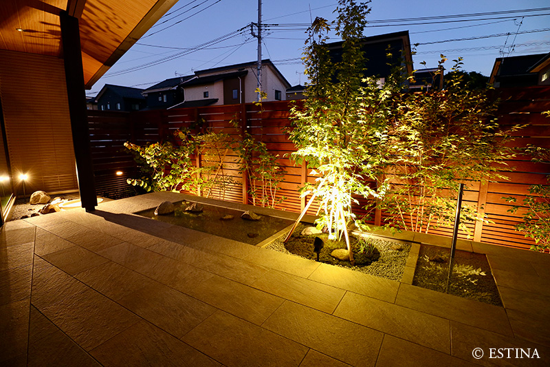 ライティングされた夜の庭