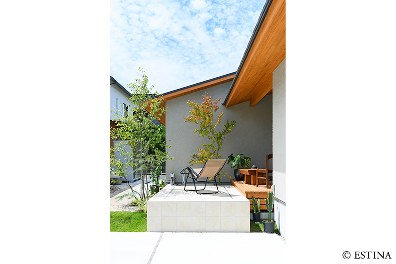 タイルテラスの中と外に植栽を植え緑ある空間に