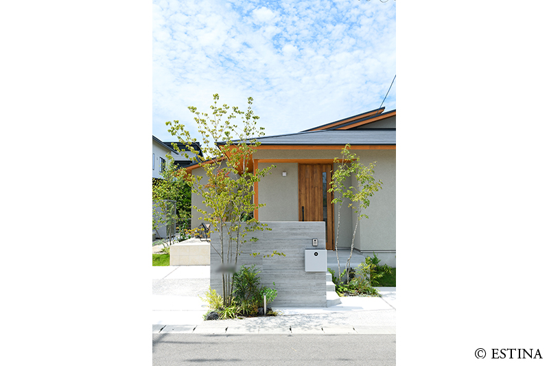 アプローチの門柱は玄関の足元が見えないよう設計